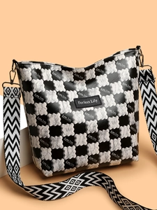 Détail du sac cabas à damier avec imprimés de lettres et plaque logo Perfect Lily