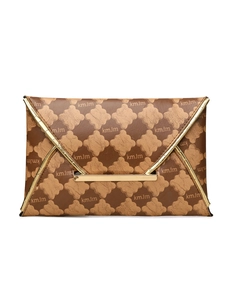 Détail d'une pochette enveloppe marron à motif trèfle avec bordure en métal doré