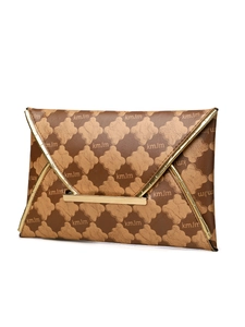 Détail de la pochette enveloppe marron à monogramme avec barre en métal doré chic