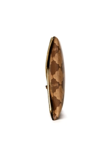Détail de la pochette enveloppe en cuir marron avec imprimé floral et cadre en métal doré