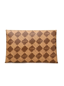 Détail d'une pochette enveloppe en cuir PU marron avec motif trèfle gaufré et logo