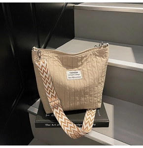 Détail du sac cabas matelassé beige avec large bandoulière jacquard géométrique