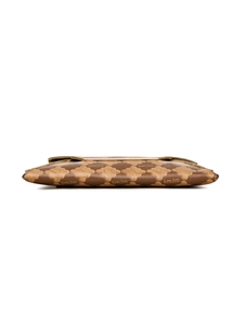 Vue détaillée d'une pochette enveloppe en cuir marron avec motifs monogrammes