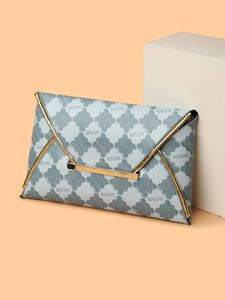 Détail de la pochette enveloppe bleu clair avec motif trèfle et bordure métallique dorée
