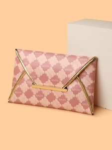Détail d'une pochette enveloppe en similicuir rose avec bordure dorée et motifs