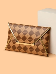 Détail d'une pochette enveloppe marron foncé avec garniture en V dorée et motif trèfle