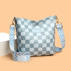 Sac fourre-tout bleu clair à motif damier ours avec large bandoulière réglable