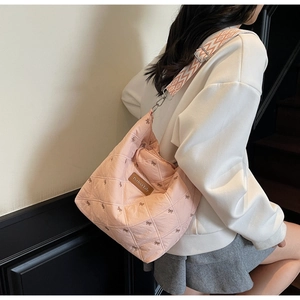 Sac à bandoulière matelassé rose avec broderie nœud et large sangle à motifs géométriques