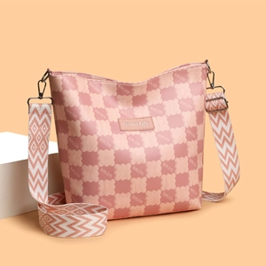 Grand sac cabas à carreaux roses avec bandoulière tissée et patch logo en cuir chic