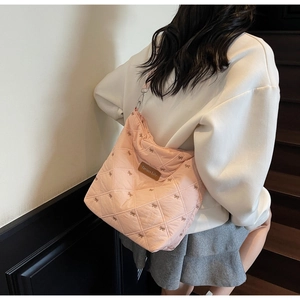 Détail du sac cabas matelassé rose avec broderie nœud et écusson en cuir Perfect Lily