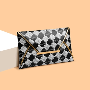 Sac à main enveloppe tendance pour femme en noir avec monogramme floral et finitions dorées