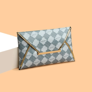 Pochette enveloppe bleue tendance avec motifs de nuages et bordure dorée à un angle de 45 degrés