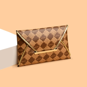 Pochette enveloppe marron avec imprimé monogramme KMJM et bordure en métal doré