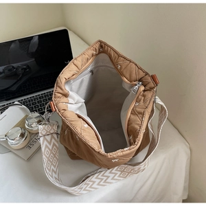 Vue détaillée du grand sac matelassé marron avec doublure grise et poche zippée interne