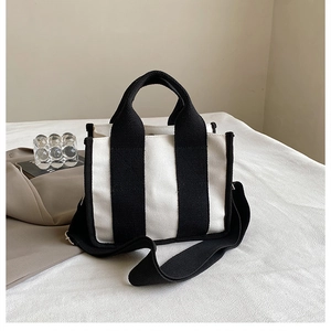 Detail der Kontrast-Canvas-Tasche mit strukturiertem Stoff und abnehmbarem Gurt