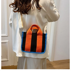 Rückansicht eines Models mit einer Mini-Canvas-Tasche, orangefarbenen Trägern und blauen Details