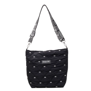 Sac fourre-tout noir matelassé avec broderie nœud blanc et large bandoulière à motifs