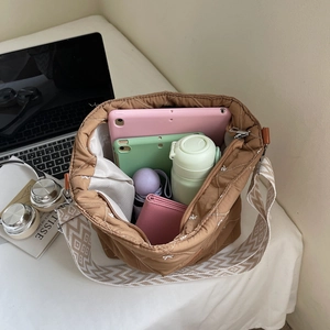 Sac cabas matelassé marron avec broderie florale et bandoulière à motifs, grande capacité