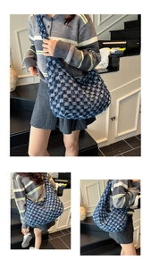Drei Ansichten einer großen Hobo-Umhängetasche aus dunkelblauem Denim-Patchwork