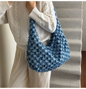 Detail der blauen Denim-Schachbrett-Schultertasche mit Fransen und großem Fassungsvermögen