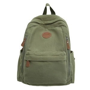 Mochila de pana verde hierba con múltiples bolsillos y parche de cuero frontal