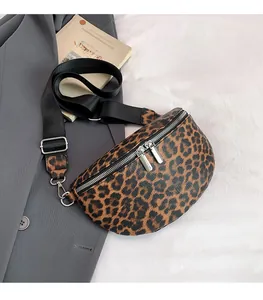 Détail d'un sac de poitrine léopard avec doubles zips argentés et large bandoulière