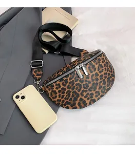 Détail du sac banane léopard montrant la capacité intérieure avec un smartphone