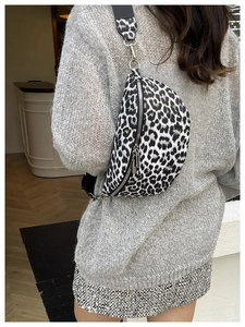 Gros plan détaillé du sac banane léopard avec sa large sangle et sa forme en croissant