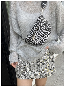 Sac banane tendance à motif léopard porté en bandoulière sur un mannequin féminin