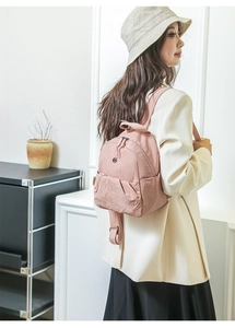 Detail eines rosa wasserfesten Nylon-Rucksacks mit Mini-Größe und weicher Faltenstruktur
