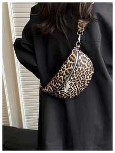 Vue détaillée du sac bandoulière tendance à motif léopard avec fermetures éclair en métal