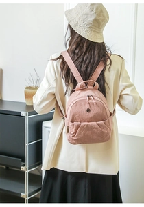 Rosa wasserdichter Mini-Rucksack aus Nylon am Modell in modischem Freizeitstil