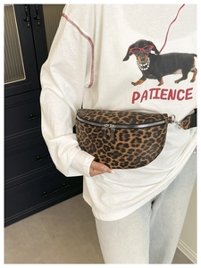 Détail du sac banane à imprimé léopard avec doubles zips argentés et bandoulière en nylon