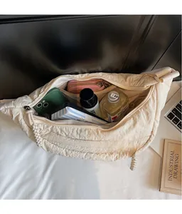 Vista interna che mostra la grande capacità della borsa a mezzaluna in nylon trapuntato