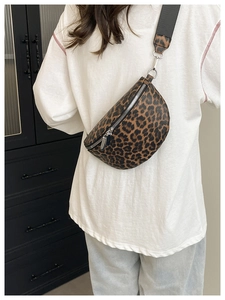 Détail du sac bandoulière à imprimé léopard avec ferrures argentées et sangle en nylon noir
