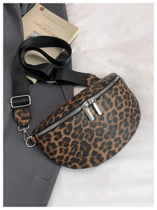 Détail du sac de poitrine à motif léopard avec double zip et bandoulière nylon