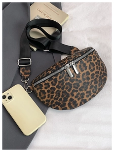 Détail du sac banane léopard avec double fermeture éclair et bandoulière réglable