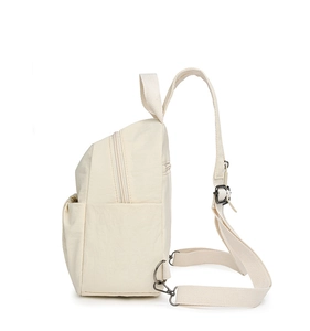 Seitenansicht des wasserabweisenden Nylon-Rucksacks in Creme mit Reißverschluss-Details