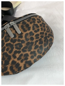 Détail du sac bandoulière léopard avec doubles fermetures éclair et sangle en nylon