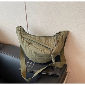 Dettaglio della borsa a mezzaluna in nylon verde militare con trama a pieghe