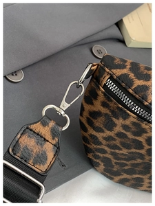 Détail du sac banane à motif léopard avec crochet rotatif en argent et sangle en nylon