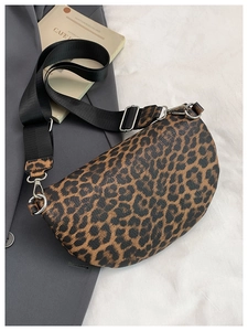 Gros plan sur le sac bandoulière léopard avec texture litchi et détails métalliques