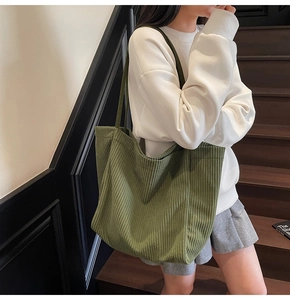 Détail du sac cabas en velours côtelé vert olive avec texture à côtes et grand volume