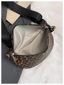 Détail de l'intérieur du sac léopard avec doublure à chevrons et poche zippée pratique