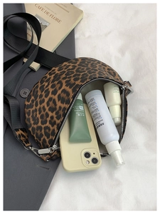 Sac banane léopard montrant sa grande capacité pour téléphone et cosmétiques sur blazer