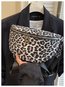 Détail du sac banane imprimé léopard avec doubles zips argentés et large bandoulière