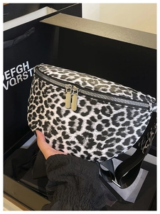 Détail du sac banane léopard avec double fermeture éclair et large sangle en nylon