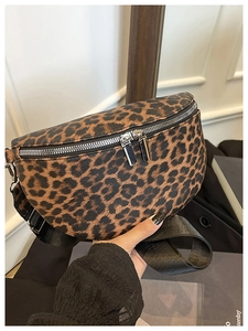 Vue détaillée du sac banane léopard avec doubles fermetures éclair et sangle nylon