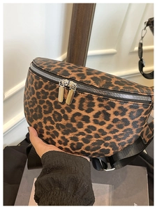 Détail du sac banane tendance à imprimé léopard avec cuir PU et fermetures éclair argentées