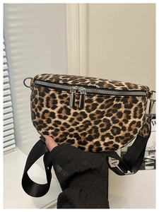 Détail d'un sac bandoulière léopard avec sangle réglable et fermetures éclair argentées